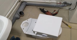 Установка напольного унитаза в Кондопоге: монтаж под ключ от СантехДомКнп от 5218 рублей.